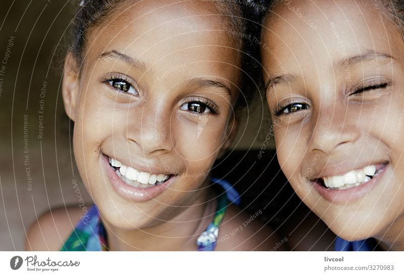 schöne zwillingsschwestern, kuba Lifestyle Stil Leben Spielen Ferien & Urlaub & Reisen Ausflug Insel Kind Mensch feminin Mädchen Schwester Kindheit Kopf Gesicht