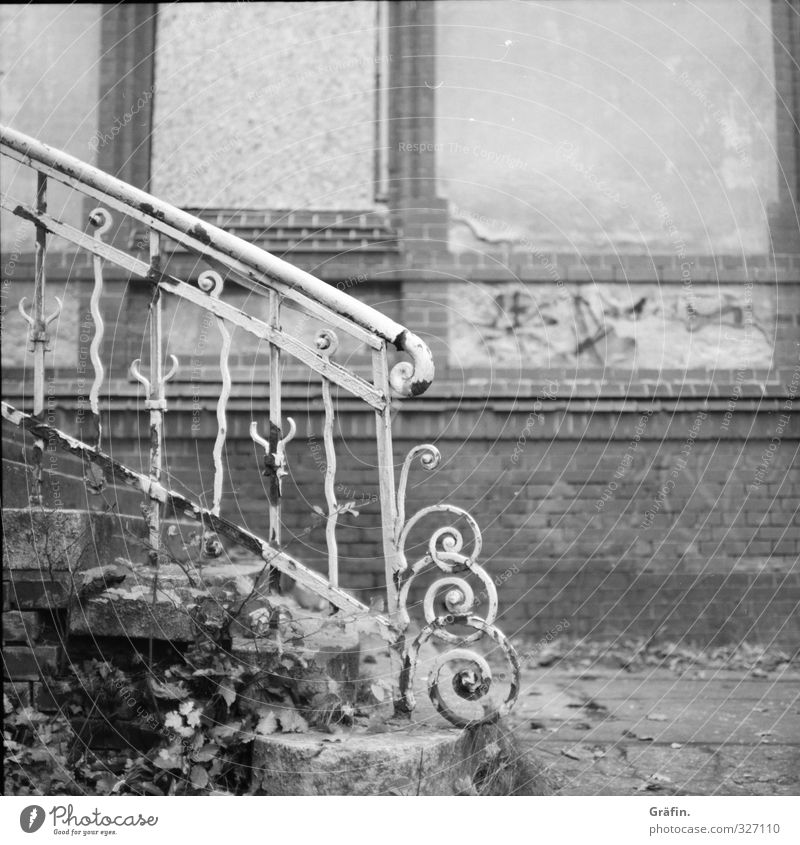 Vergessene Orte Gebäude Treppe Fassade Metall alt historisch kaputt grau schwarz weiß Einsamkeit Nostalgie Verfall Vergänglichkeit Schwarzweißfoto Außenaufnahme