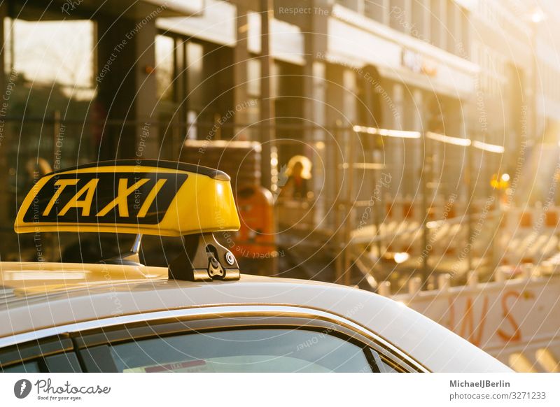 Taxi Schild auf Dach eines Autos, Stadtmotiv mit Baustelle Leben Verkehrsmittel Öffentlicher Personennahverkehr Autofahren gelb Berlin Deutschland Großstadt