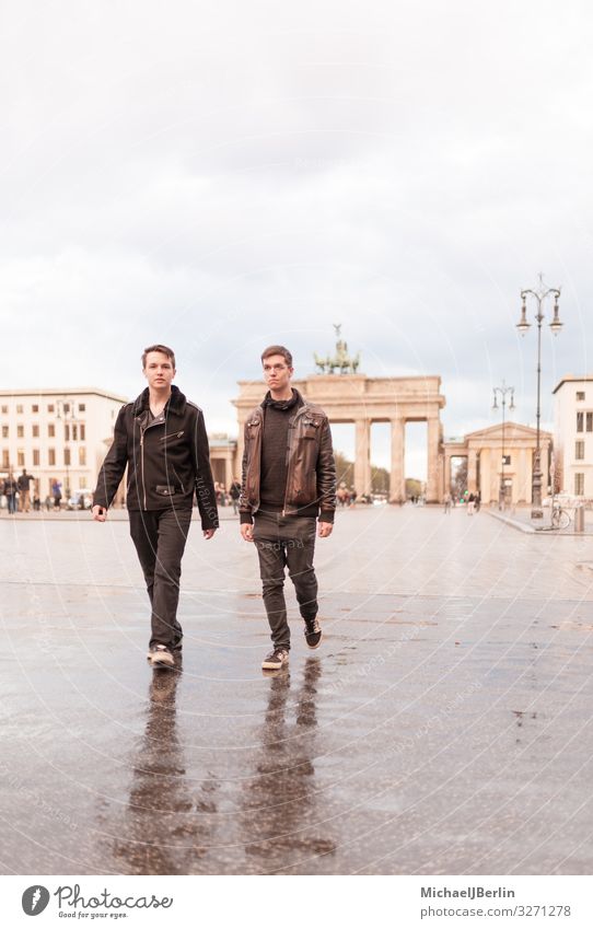 Zwei Teenager Männer vor Brandenburger Tor in Berlin Mensch maskulin Junger Mann Jugendliche 2 Sehenswürdigkeit Wahrzeichen laufen Deutschland Großstadt