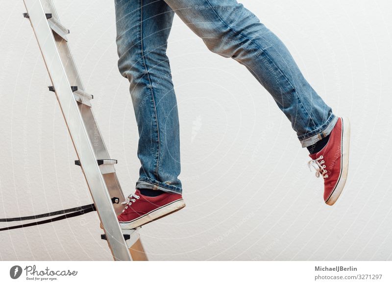 Mann steigt auf Leiter Mensch maskulin 1 Mauer Wand gefährlich steigen Klettern Unfall Haushalt Arbeit & Erwerbstätigkeit Unfallgefahr Risiko strecken