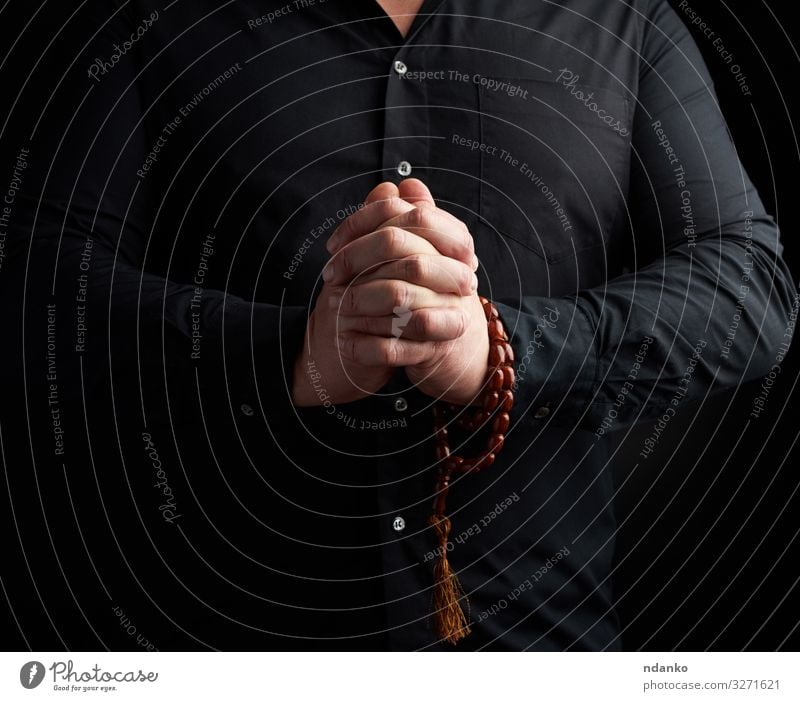 Mann im schwarzen Hemd faltete die Hände Lifestyle harmonisch Erholung Meditation Yoga Mensch Erwachsene Hand Finger Liebe Güte Hoffnung Frieden Glaube