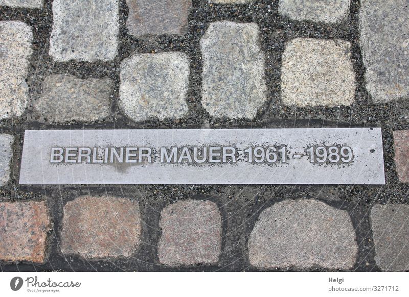 Gedenken Berliner Mauer auf Metallplatte zwischen Pflastersteinen Hauptstadt Denkmal Stein Zeichen Schriftzeichen historisch einzigartig braun grau Erinnerung