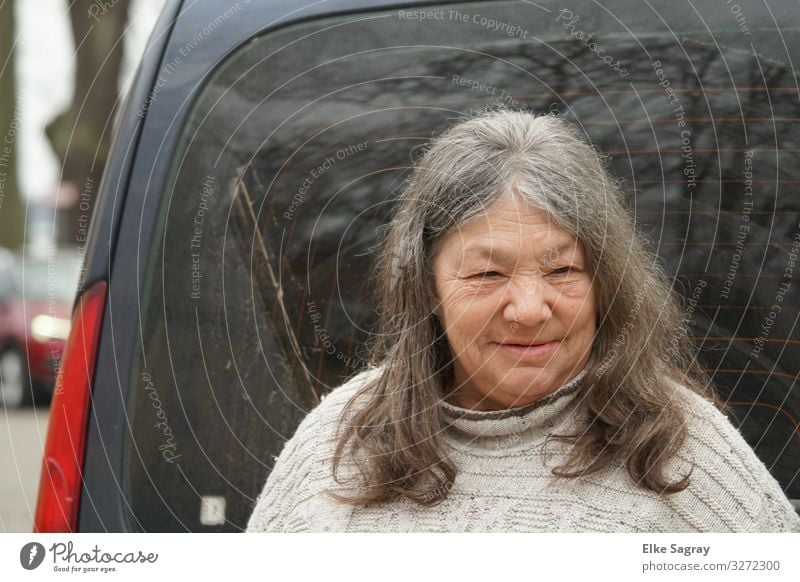"Vor der Autofahrt" Mensch feminin Weiblicher Senior Frau 1 60 und älter beobachten Lächeln warten Neugier positiv Zufriedenheit Weisheit Farbfoto Außenaufnahme