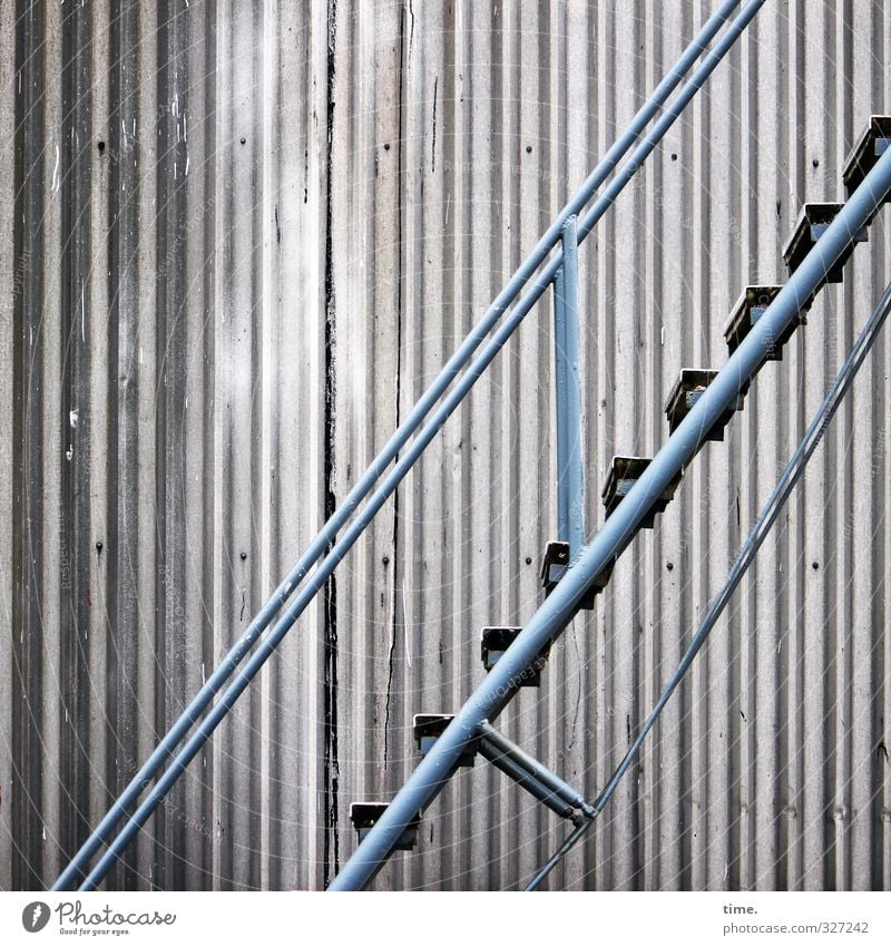 Rømø | aufwärts Fabrik Industrie Energiewirtschaft Industrieanlage Bauwerk Gebäude Architektur Mauer Wand Treppe Fassade Stahltreppe Beton Metall Linie alt