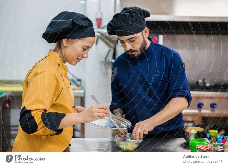 Profiköche bei der Zubereitung von Speisen in der Restaurantküche Kollegen Küche Arbeit vorbereiten Küchenchef Assistent professionell Koch Lebensmittel