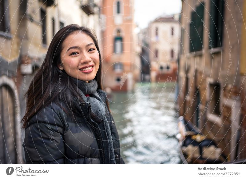 Zufriedene asiatische ruhende Frau erkundet Altstadt mit Wasserstraßen Tourismus Großstadt Wasserlinie alt Gebäude antik historisch Lächeln genießen reisen