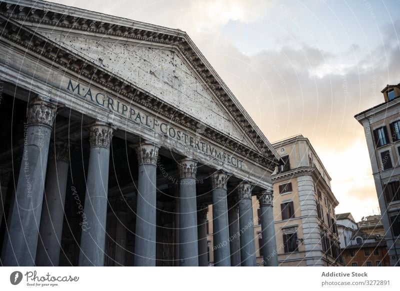 Fassade eines antiken Tempels bei Sonnenuntergang Außenseite Architektur Straße Großstadt Pantheon Rom Italien Wahrzeichen Standort Ort Ausflugsziel berühmt