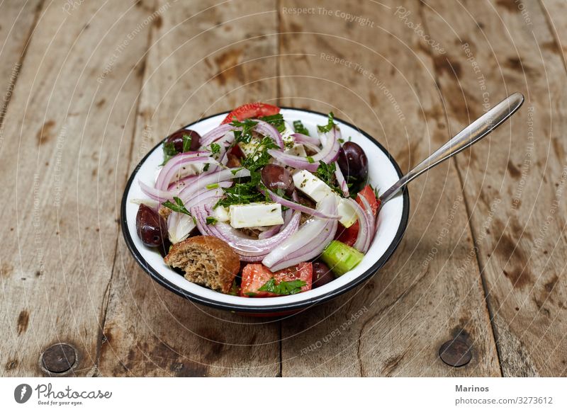 Griechischer Salat. Käse Gemüse Essen Mittagessen Abendessen Vegetarische Ernährung Diät Teller frisch grün rot Salatbeilage Griechen Feta Lebensmittel Mahlzeit