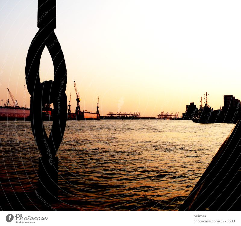 Meine Perle Wasser Wolkenloser Himmel Sonnenaufgang Sonnenuntergang Hamburger Hafen Hafenstadt Menschenleer Sehenswürdigkeit Stahl Kitsch gold orange schwarz