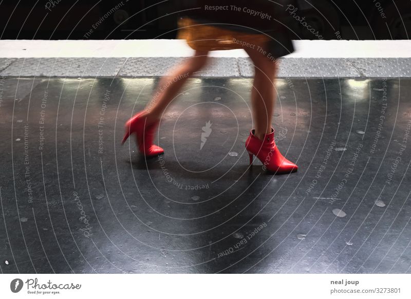 Clicking red heels Lifestyle kaufen elegant Nachtleben feminin Frau Erwachsene Beine Fuß Paris Personenverkehr Schienenverkehr U-Bahn Damenschuhe Stiefelette