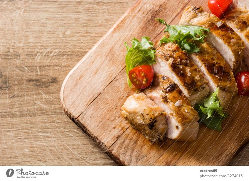 Gegrillte Hähnchenbrust mit Gemüse auf Holztisch Lebensmittel Gesunde Ernährung Foodfotografie Fleisch Mahlzeit Abendessen Teller Salatbeilage braten grillen