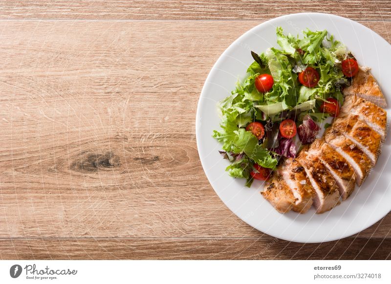 Gegrillte Hähnchenbrust mit Gemüse auf Holztisch. Lebensmittel Gesunde Ernährung Foodfotografie Fleisch Mahlzeit Salatbeilage Abendessen Teller grillen weiß