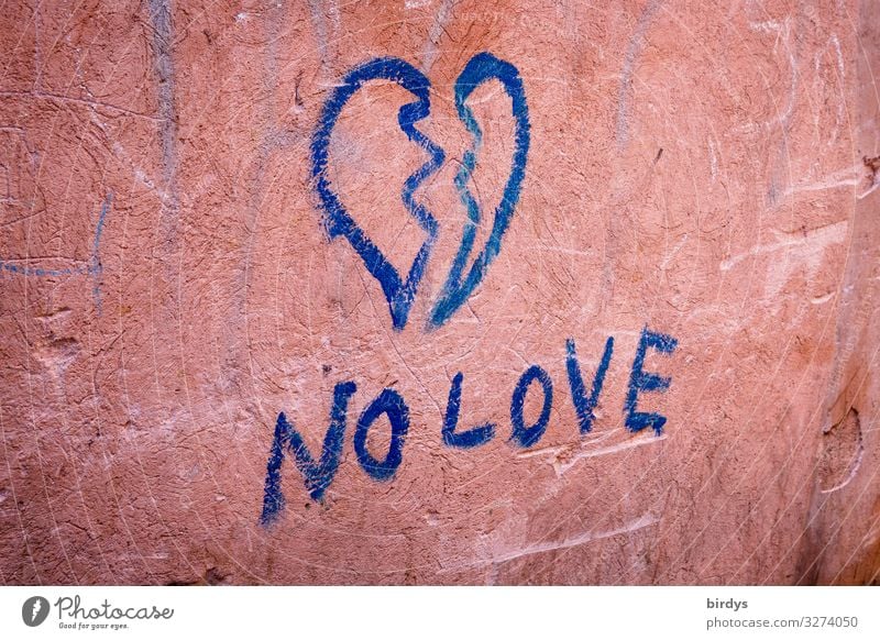 gebrochenes Herz, blaues Graffiti auf einer altrosa Wand Trennung Partnerschaft Mauer Schriftzeichen Traurigkeit Liebe authentisch Verliebtheit Liebeskummer