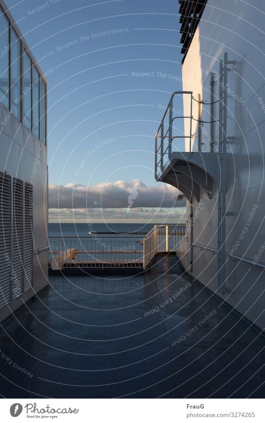 Auf der Fähre Schiff Schifffahrt Überfahrt Ostsee Meer Wasserfahrzeug Reling An Bord Schiffsdeck Ferien & Urlaub & Reisen Mole Himmel Wolken Wolkenbank Licht