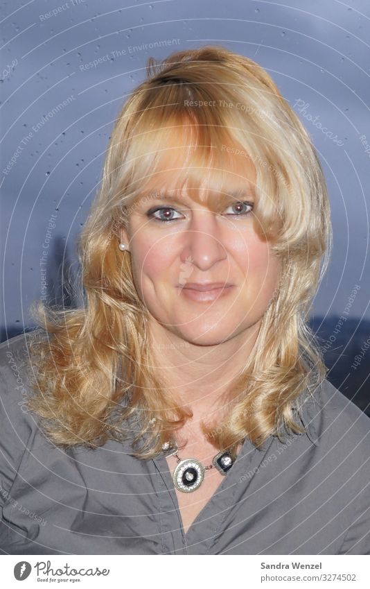 Sandra Mensch feminin Frau Erwachsene Kopf 18-30 Jahre Jugendliche 30-45 Jahre blond Fröhlichkeit frisch Gesundheit Porträt Farbfoto Außenaufnahme Abend Blick