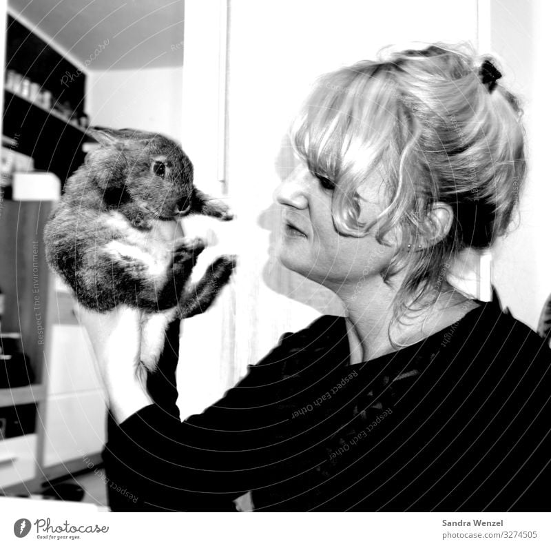 Lumpi Mensch feminin Frau Erwachsene 1 30-45 Jahre Tier füttern stoppen Kanninchen Hase & Kaninchen Schwarzweißfoto