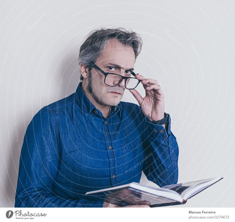 Mann mit Presbyopie beim Lesen eines Buches Lifestyle Gesundheitswesen maskulin Erwachsene Körper 1 Mensch 30-45 Jahre Hemd Brille langhaarig Bart lernen lesen