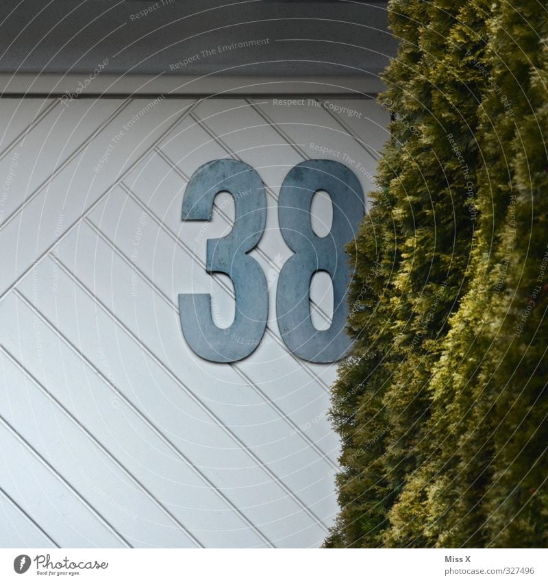 38 30-45 Jahre Erwachsene Mauer Wand Ziffern & Zahlen Hausnummer Farbfoto Außenaufnahme Menschenleer Textfreiraum links Textfreiraum unten