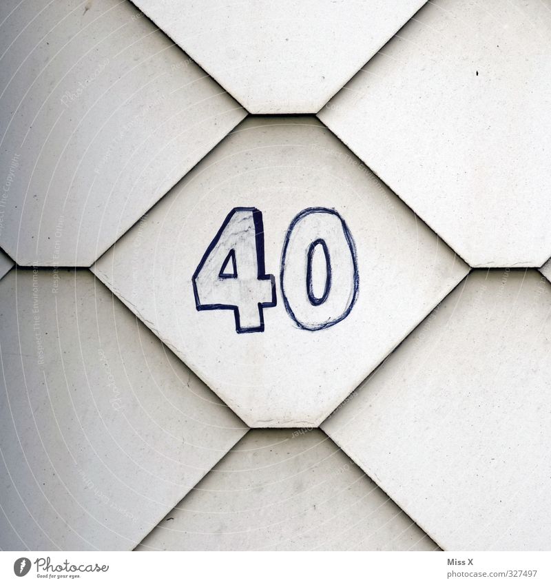 40* Haus 30-45 Jahre Erwachsene Mauer Wand Schriftzeichen Ziffern & Zahlen alt Geburtstag Hausnummer Farbfoto Nahaufnahme Muster Menschenleer