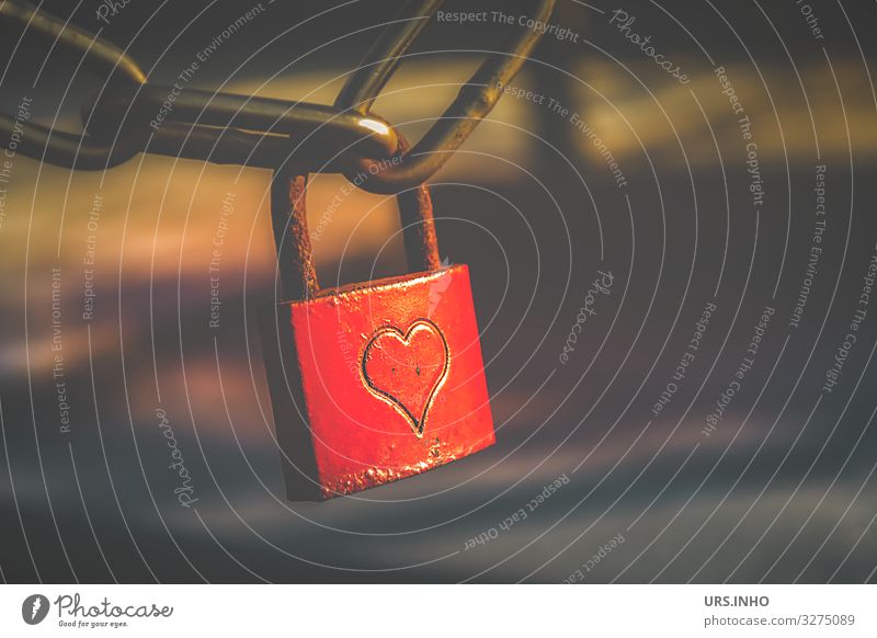 rotes Liebesschloss mit Herz Valentinstag Zeichen Schloss braun Rost Eisenkette Farbfoto Außenaufnahme Menschenleer Textfreiraum rechts Freisteller Dämmerung