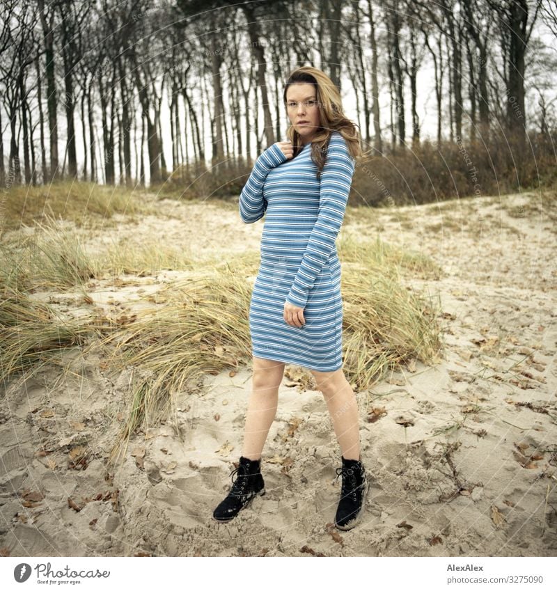 Junge Frau steht am Strand auf einer Düne Stil Freude schön Leben Ausflug Abenteuer Jugendliche Erwachsene 18-30 Jahre Landschaft Schönes Wetter Baum Gras