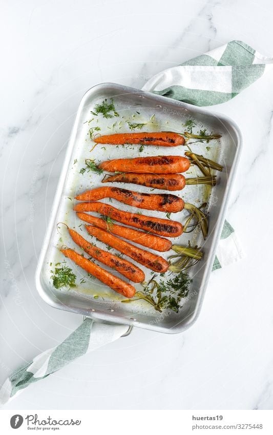 Leckere geröstete Karotten von oben Lebensmittel Gemüse Kräuter & Gewürze Mittagessen Abendessen Vegetarische Ernährung Diät Lifestyle Gesunde Ernährung frisch
