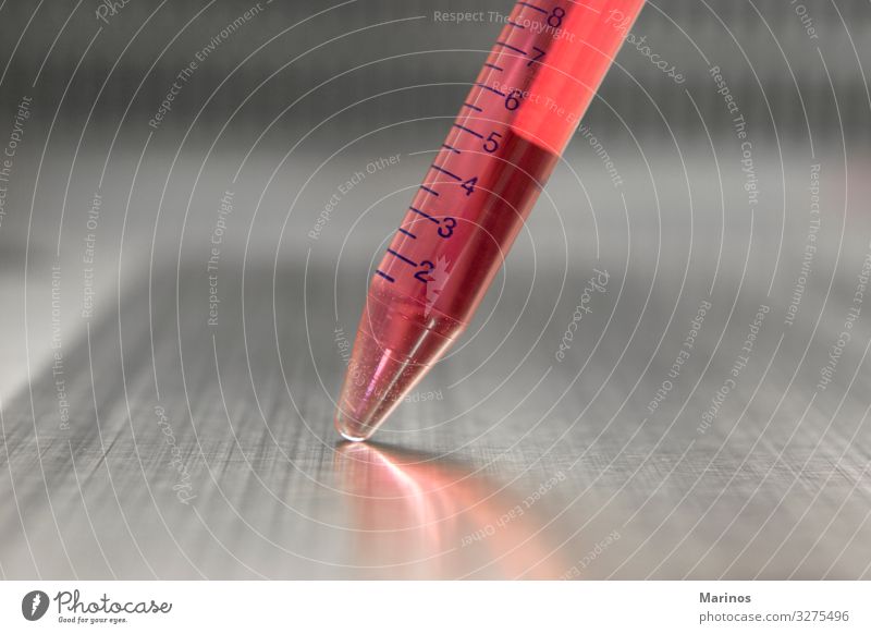 Reagenzglas mit Blutprobe im Biolabor Gesundheit Medikament Wissenschaften Labor Prüfung & Examen Industrie Werkzeug Technik & Technologie Tube Flüssigkeit grau