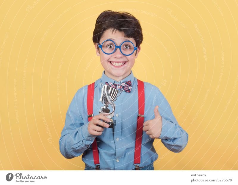 Glücklicher Junge mit Siegerpokal Spielen Schach Feste & Feiern Preisverleihung Erfolg Wissenschaften Kind Schule Schulkind Mensch maskulin Kindheit 1
