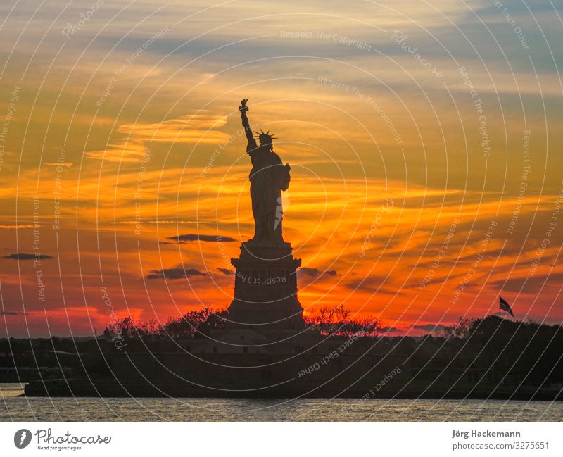 Silhouette der Freiheitsstatue in New York im Sonnenuntergang Landschaft Stimmung New York State USA amerika Wahrzeichen Fackel Farbfoto Abend