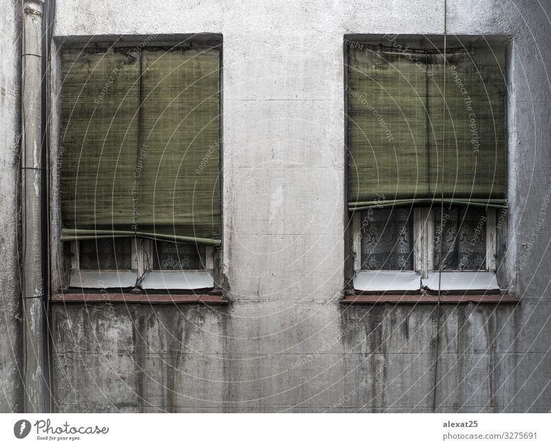 Alte Fenster mit alten Jalousien und Vorhängen und Gardinen Design Haus Dekoration & Verzierung Hochsitz Gebäude Fassade dreckig dunkel retro weiß Farbe