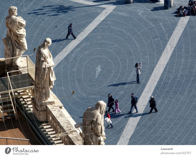 Heilige und Touristen Skulptur Statue Platz Mann Terrasse Dach Lampe Religion & Glaube Mensch Italien Rom Menschengruppe heilig markplatz Kopfsteinpflaster