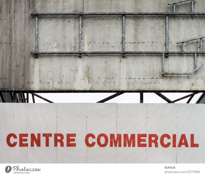 Centre commercial decroissance kaufen Supermarkt Einkaufszentrum Mauer Wand Reklame dreckig grau rot weiß Handel Krise Konkurs Beton Text centre commercial