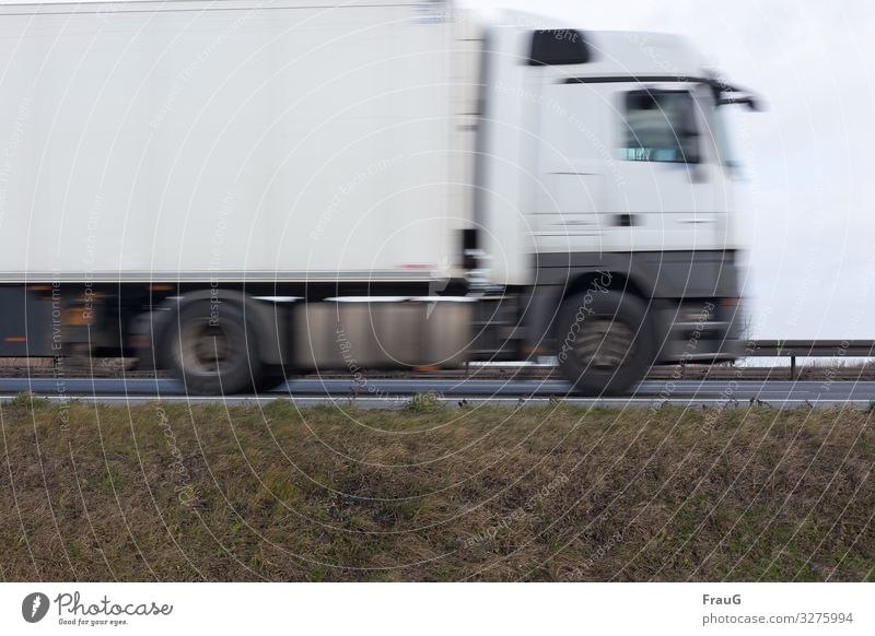 dynamisch | LKW in Fahrt Straße Autobahn Straßenverkehr Verkehr Verkehrswege Straßenrand Autofahren Verkehrsmittel Geschwindigkeit Bewegungsunschärfe