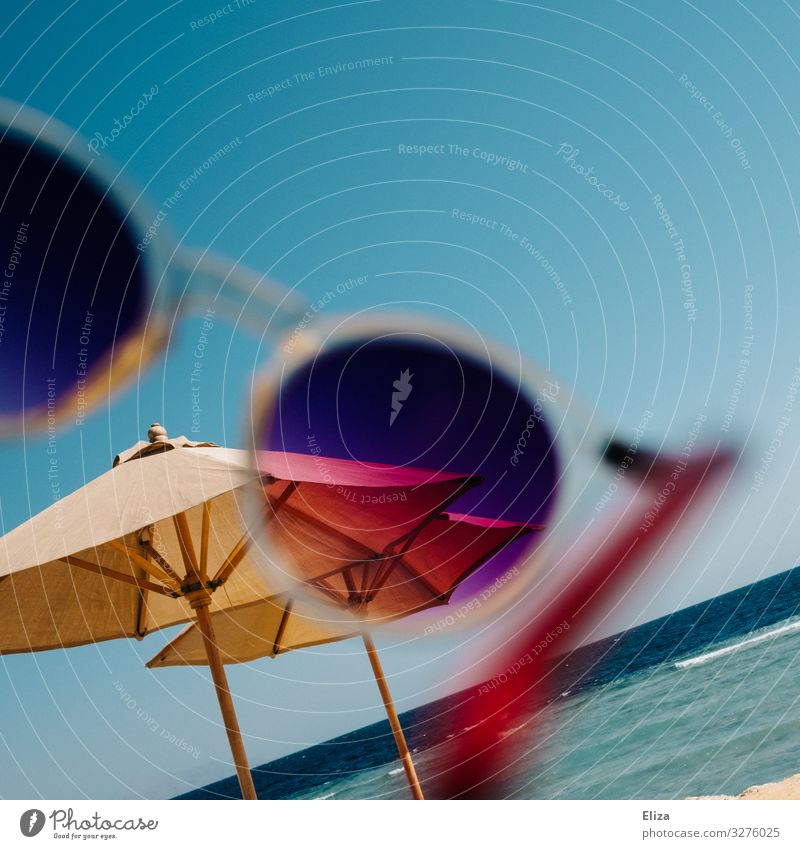 Hallo Sommer Sonnenbrille Ferien & Urlaub & Reisen Meer Urlaubsstimmung Sonnenschirm Wellen Strand Wärme mehrfarbig Blick Filter sommerlich Gute Laune knallig