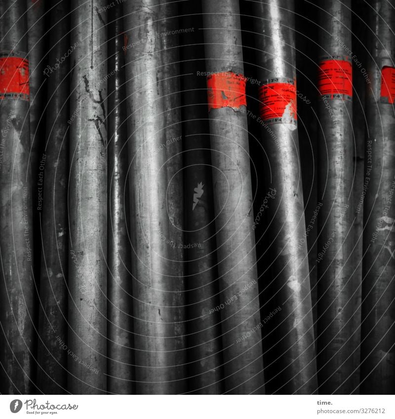 Stangenknechte Arbeit & Erwerbstätigkeit Handwerker Arbeitsplatz Baustelle Etikett Stab Eisenstangen Metall Stahl Linie stehen dunkel gruselig grau rot Kraft