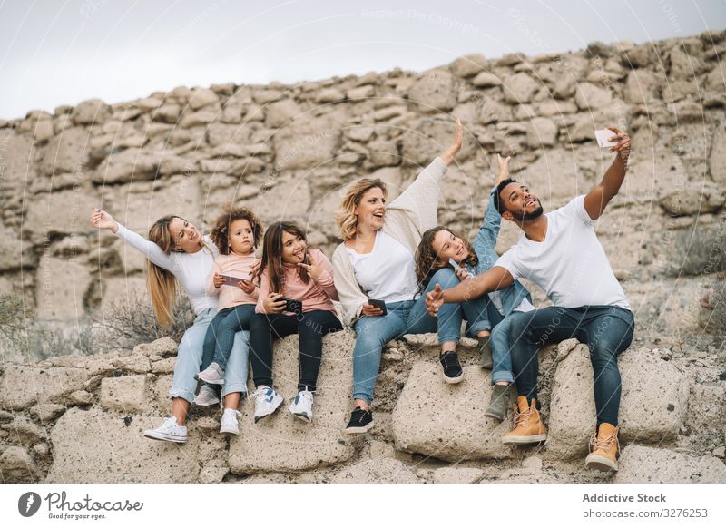 Große multiethnische Familie gemeinsam in der Natur unterwegs Selfie reisen Lächeln Glück Steinwand beige Sicht Abenteuer Wand Urlaub Wochenende Kinder