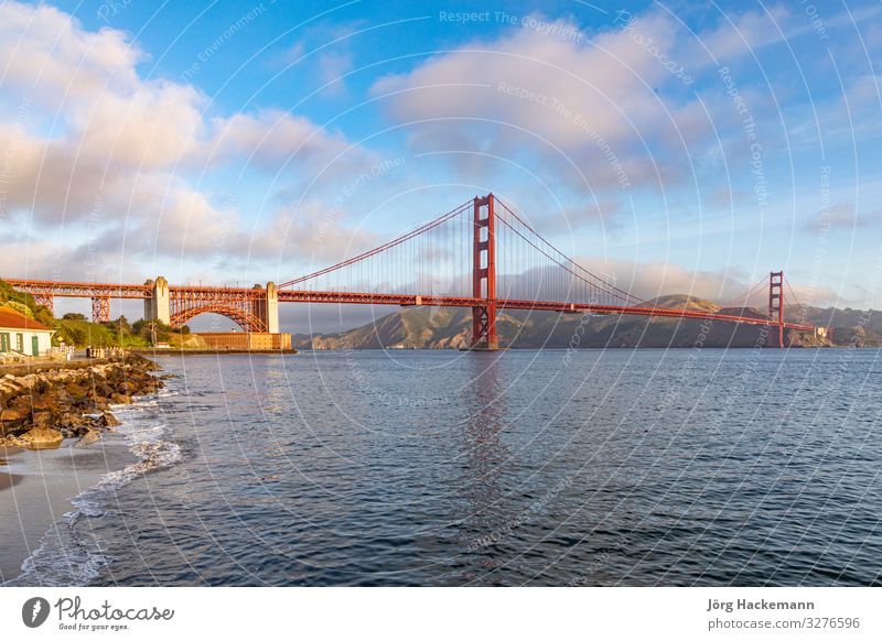 Blick auf die Golden Gate Bridge entlang der Küstenlinie in San Francisco Ferien & Urlaub & Reisen Tourismus Meer Natur Himmel Skyline Brücke Denkmal Metall