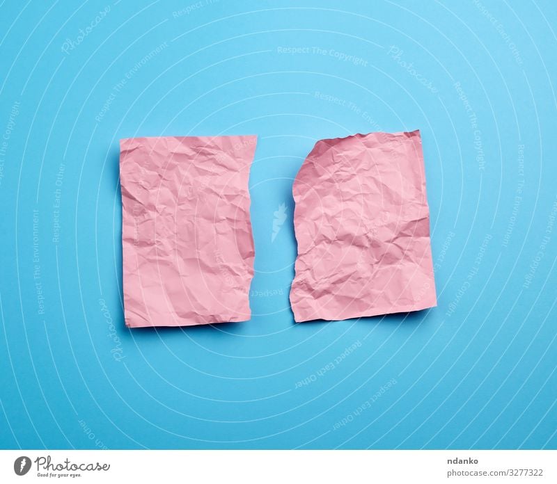 zerknittertes rosa Blatt Papier Zettel blau leer texturiert Hintergrund Oberfläche fetzig Schaden Konsistenz gerissen Kanten Schot Mitteilung Schriftstück