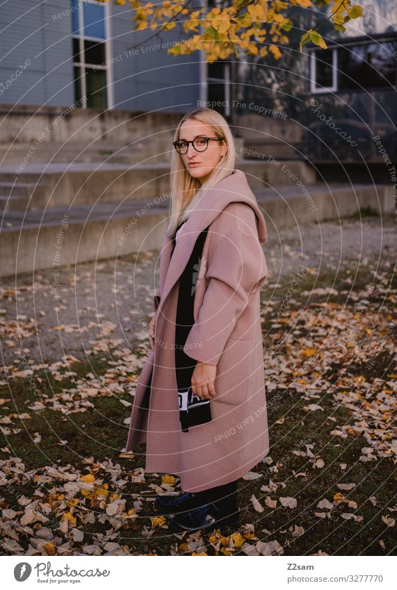 L. Lifestyle elegant Stil feminin Junge Frau Jugendliche 18-30 Jahre Erwachsene Natur Landschaft Herbst Sträucher Blatt Park Mode Mantel Brille blond langhaarig