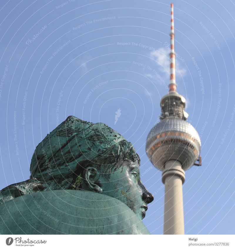 Bronzefigur des Neptunbrunnens neben dem Berliner Fernsehturm Tourismus Kunst Kunstwerk Skulptur Architektur Himmel Wolken Sehenswürdigkeit Wahrzeichen Denkmal