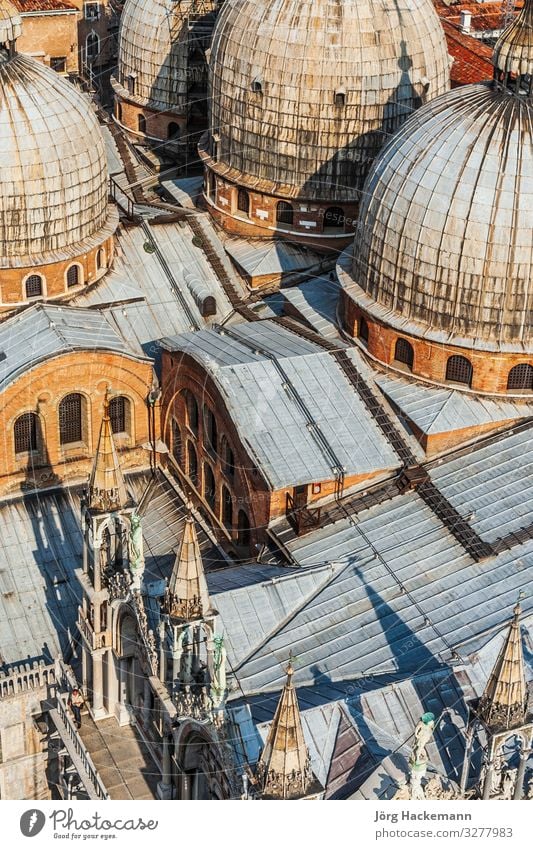mit Blick auf die Markuskirche in Venedig vom Campanile de San Marco Kirche Gebäude Wahrzeichen historisch Religion & Glaube Basilika Markusdomizil Markusplatz