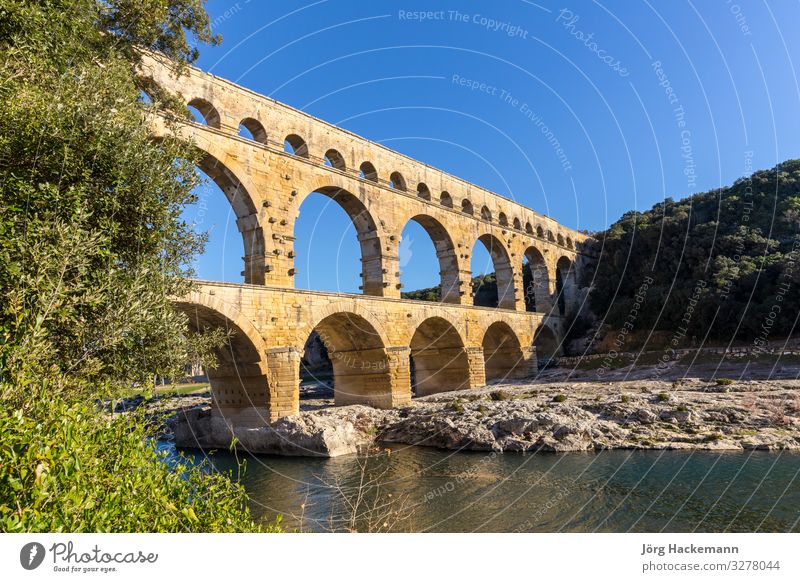 Pont du Gard ist ein altes römisches Aquädukt in der Nähe von Nimes Sightseeing Sommer Kultur Landschaft Erde Himmel Fluss Ruine Brücke Architektur Denkmal