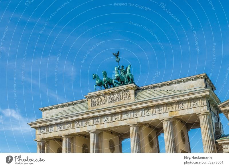 Brandenburger Tor mit Quadriga in Berlin Ferien & Urlaub & Reisen Tourismus Sightseeing Erfolg Kultur Himmel Gebäude Architektur Denkmal alt historisch Gate