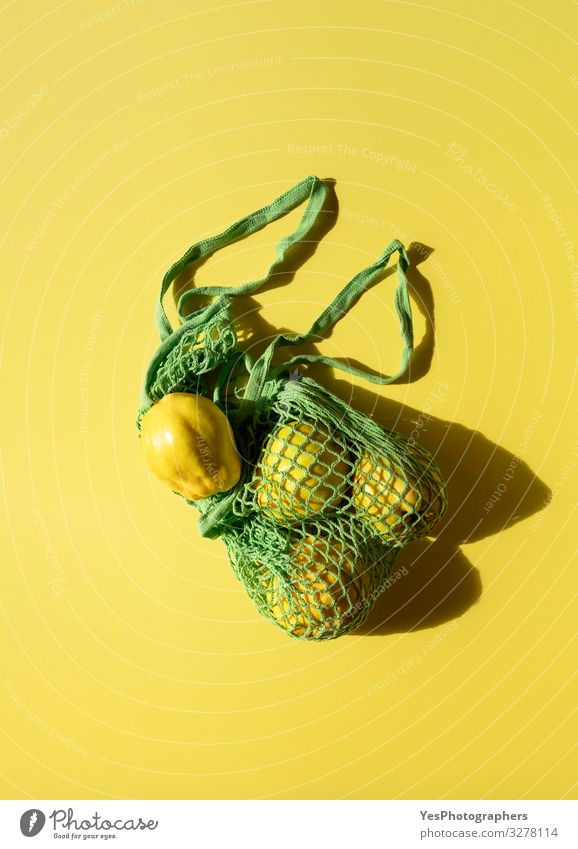 Frische Quittenfrüchte in einer Einkaufstüte aus Leinen. Umweltfreundliche Tasche Lebensmittel Frucht Ernährung Gesunde Ernährung Verpackung natürlich gelb grün