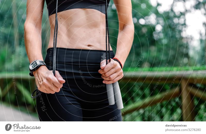 Frau posiert mit Springseil in einem Park Körper Sport Mensch Erwachsene Natur Wege & Pfade Fitness dünn Stolz trotzig unkenntlich Athlet Körperhaltung
