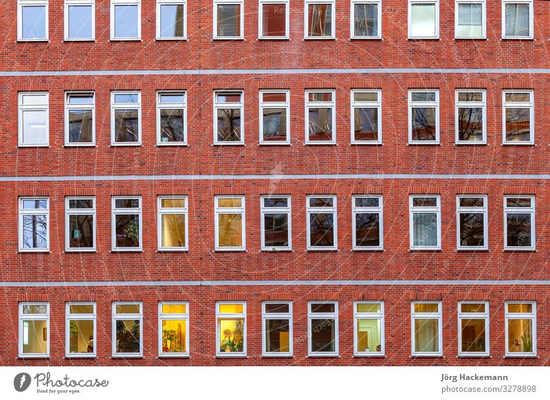 Fassade eines Bürogebäudes bei Nacht Leben Haus Arbeit & Erwerbstätigkeit Business Stadt Gebäude Architektur Backstein alt modern retro braun rot antik