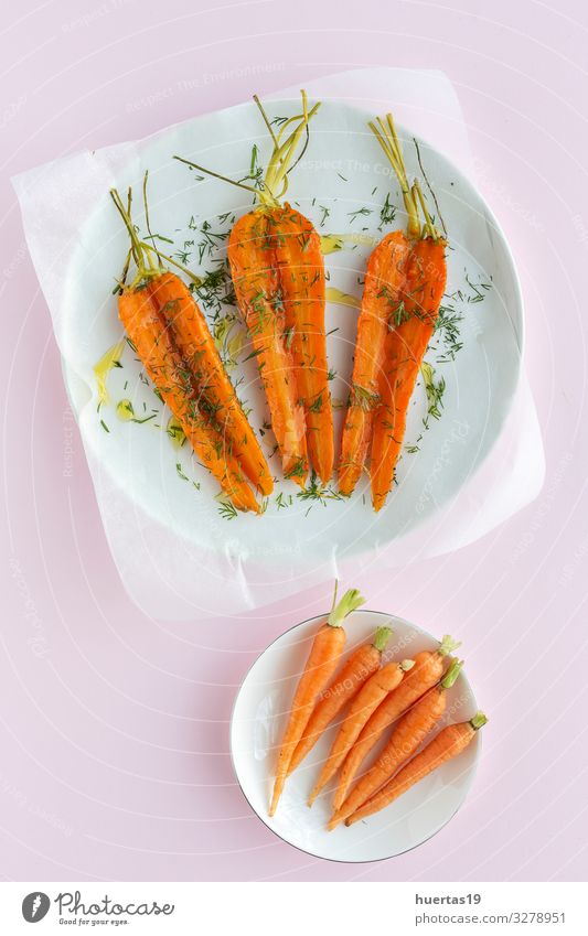 Leckere geröstete Karotten von oben Gemüse Kräuter & Gewürze Mittagessen Abendessen Vegetarische Ernährung Diät Gesunde Ernährung frisch lecker natürlich orange