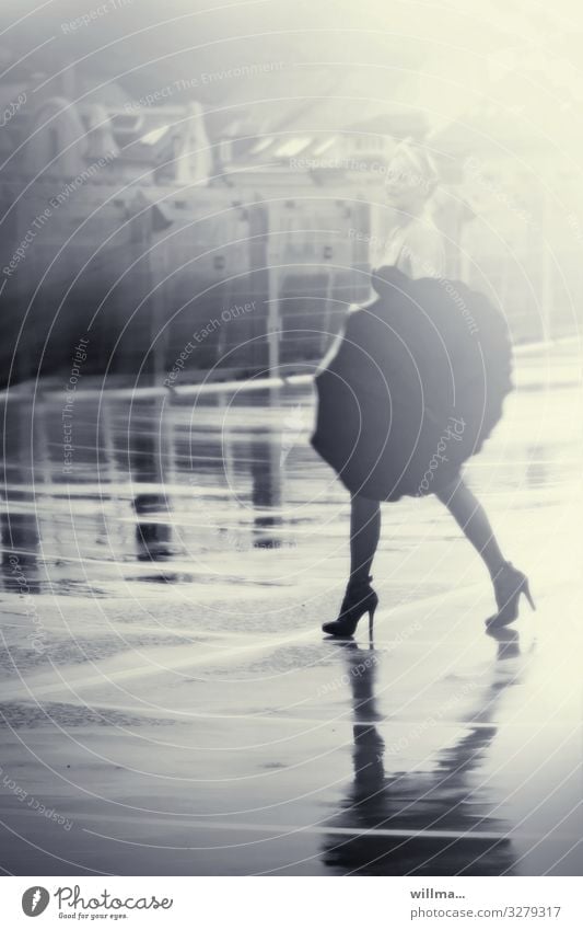 Frau in High Heels mit Regenschirm auf nassem Asphalt Junge Frau Erwachsene schlechtes Wetter Unterwäsche BH Damenschuhe gehen laufen Erotik Fröhlichkeit
