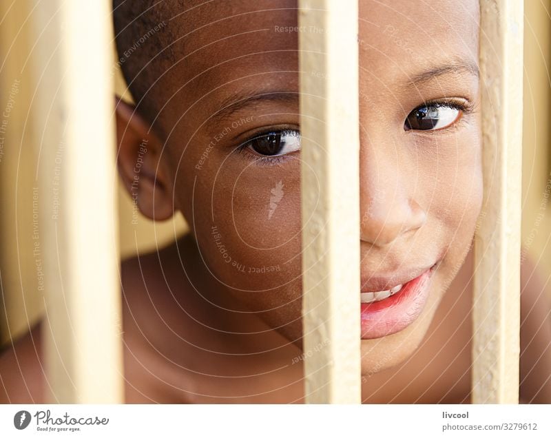 netter kubanischer Junge hinter einem gelben Zaun, Santiago de Cuba IV Lifestyle Stil schön Leben Spielen Ferien & Urlaub & Reisen Ausflug Insel Kind Mensch